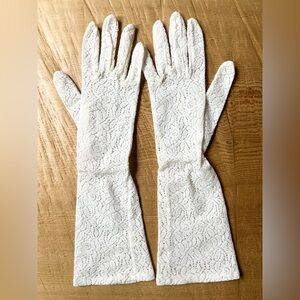 ✨Free with purchase✨Vintage Perrin white lace gloves. Size Large